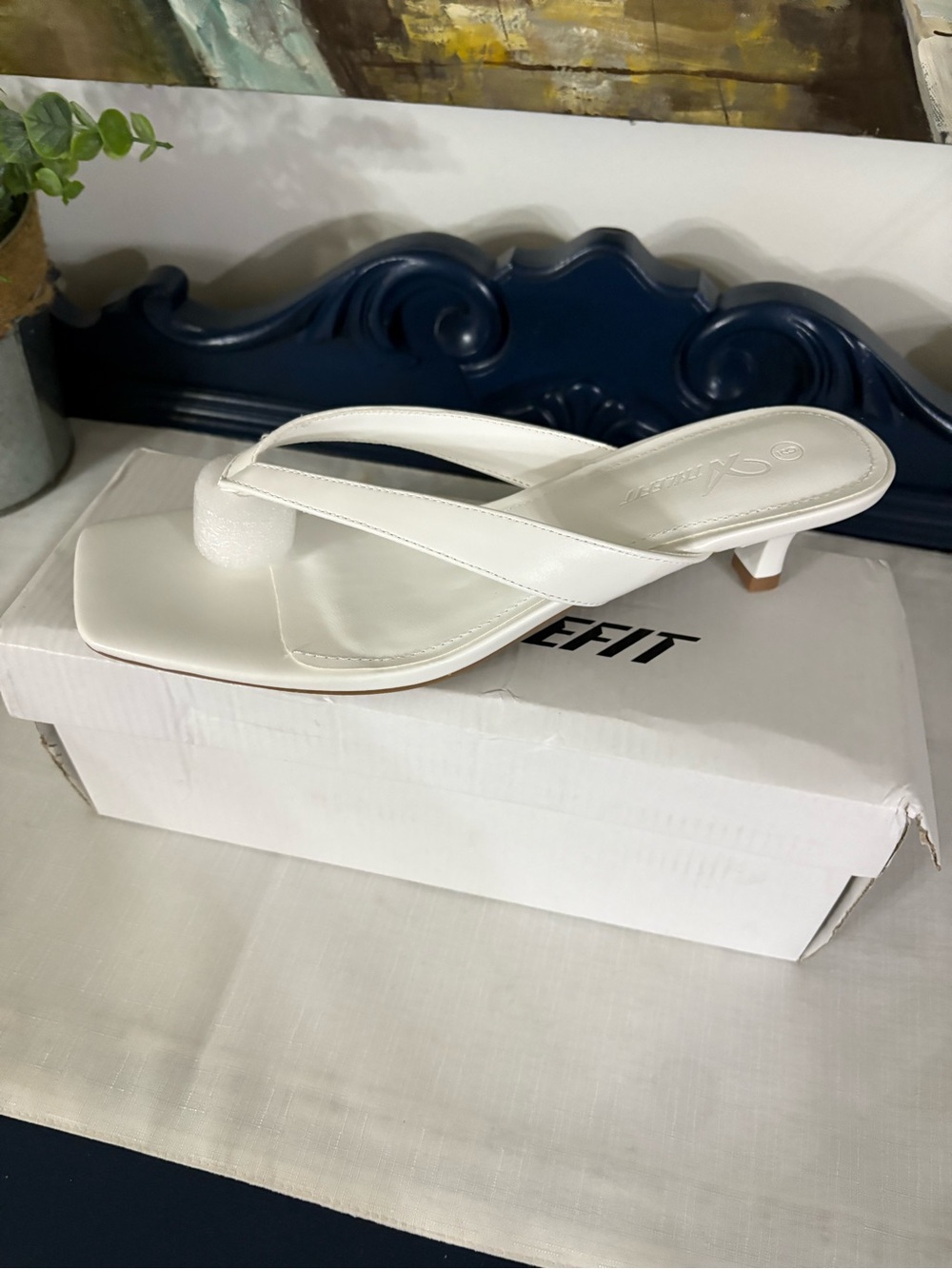 Athlefit White Low kitten Heel Thong Sandal for Women NIB SIZE 9